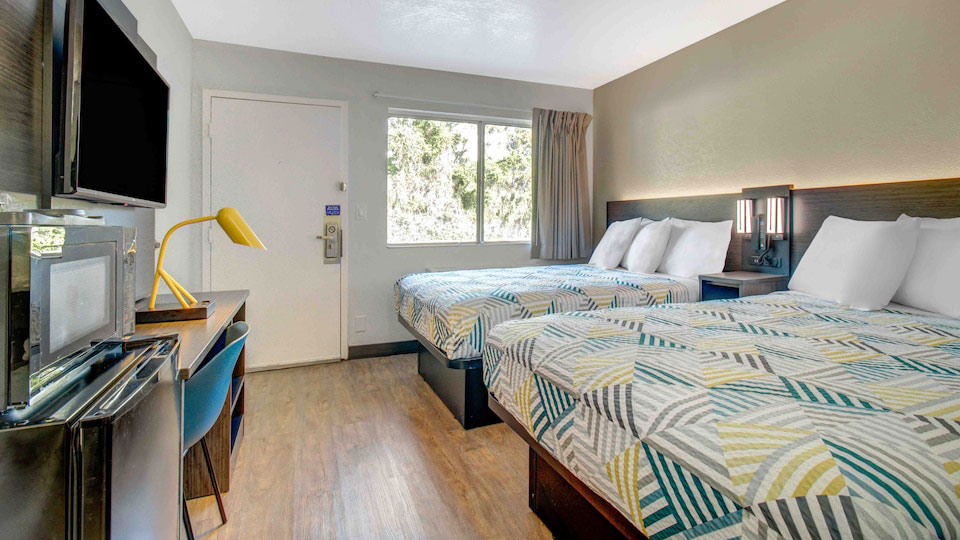 Beautiful Room With Queen Bed